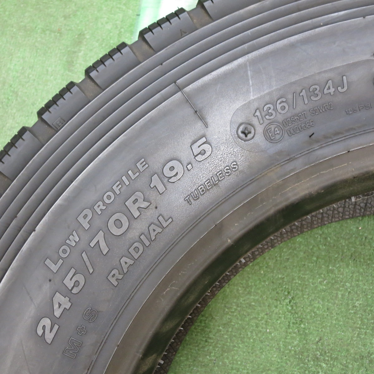 バリ溝！24年！9.5分以上！1本◎トラック タイヤ 245/70R19.5 136/134J ブリヂストン エコピア M801 Ⅱ ミックス オールシーズン 19.5インチ◎6101406KKスタ