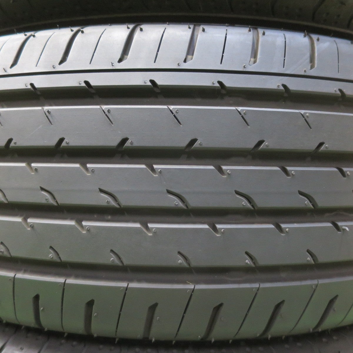 新車外し！25年★225/65R17 ヨコハマ アドバン V03 タイヤ 17インチ 40系 アルファード ヴェルファイア レクサス NX ハリアー RAV4 等★5072101イノタ