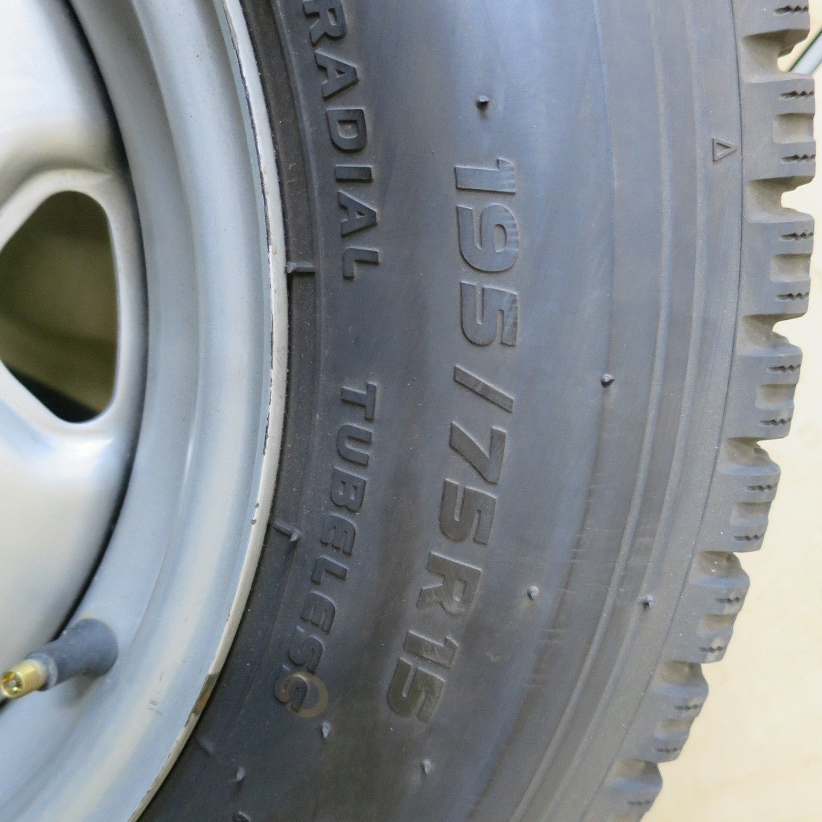 バリ溝！22年！キレイ！9.5分！1本★195/75R15 109/107N トーヨー デルベックス M935 DELVEX スチール ホイール 15インチ PCD139.7/6H★6012811ナス