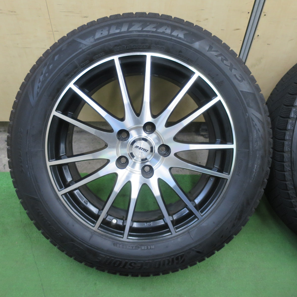 バリ溝！キレイ！8.5分★スタッドレス 215/60R17 ブリヂストン ブリザック VRX3 JP STYLE V-Line- 17インチ PCD114.3/5H★6021802TTス