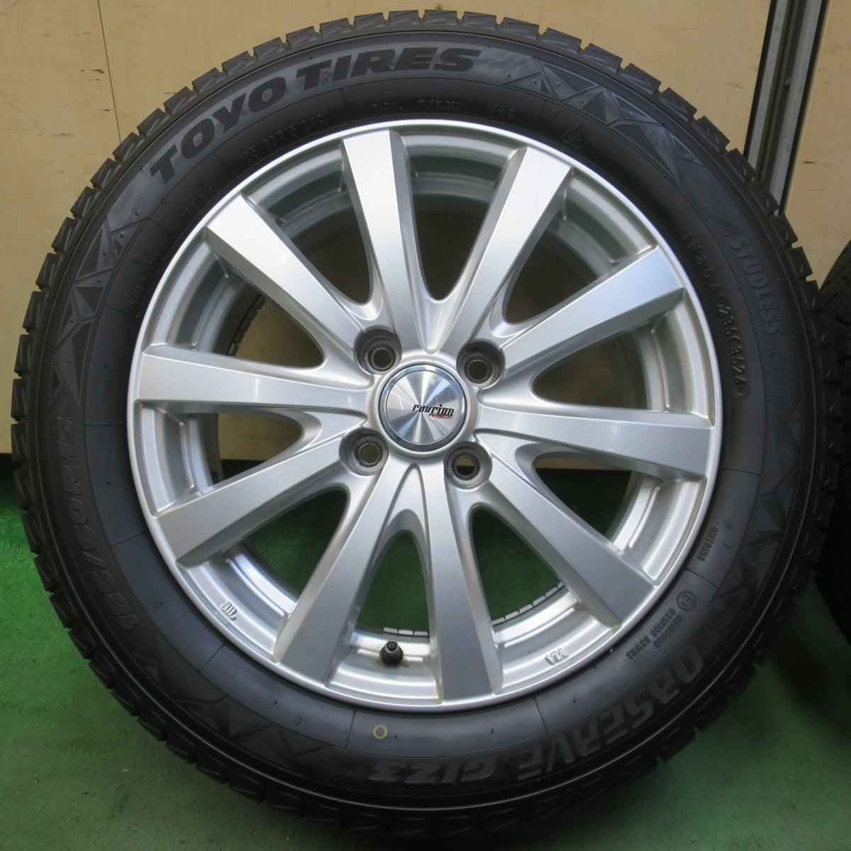 バリ溝！24年！キレイ！ほぼ10分◎スタッドレス 185/60R15 トーヨー オブザーブ GIZ3 ravrion RS01 ラブリオン 15インチ PCD100/4H◎6090909イス