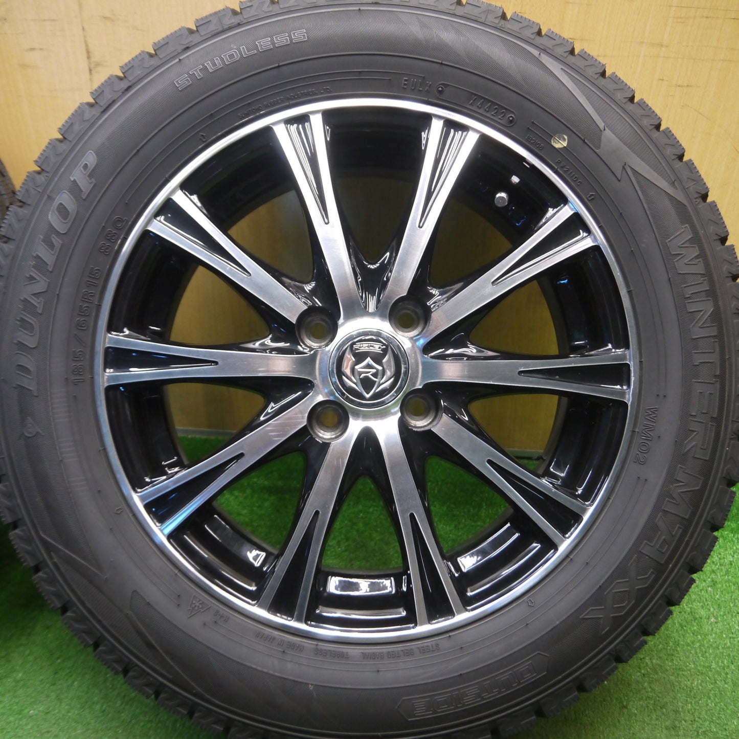 [送料無料] バリ溝！22年！ほぼ10分★スタッドレス 185/65R15 ダンロップ ウインターマックス WM02 RiZLEY ライツレー 15インチ PCD100/4H★5020408Hス