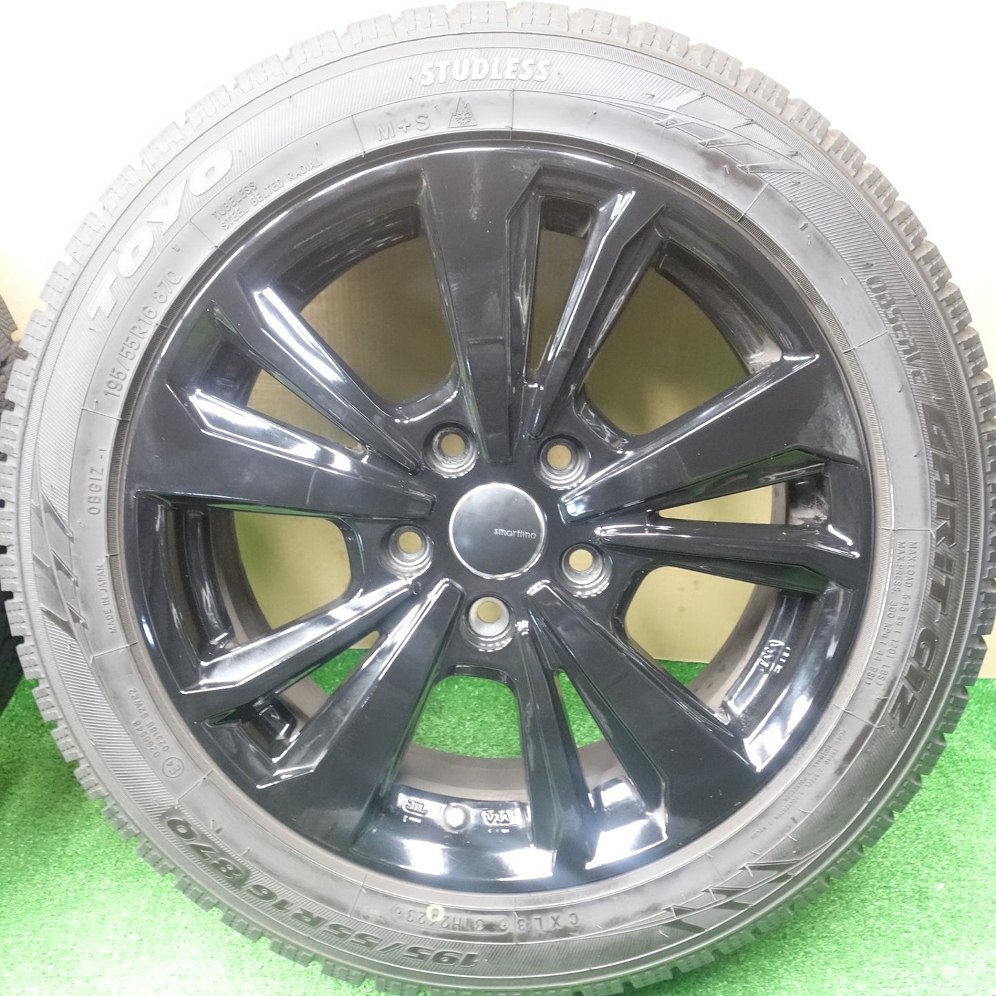 バリ溝！23年！キレイ！9.5分以上★MINI ミニ F55系 smartline 365 195/55R16 スタッドレス トーヨー オブザーブ ガリット GIZ スマートライン 16インチ PCD112/5H★5122501KTス
