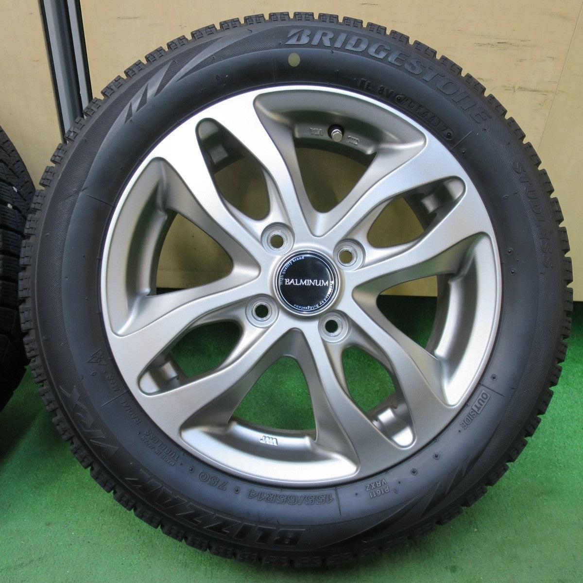 バリ溝！キレイ！8.5分★スタッドレス 155/65R14 ブリヂストン ブリザック VRX BALMINUM バルミナ 14インチ PCD100/4H★5021105イス