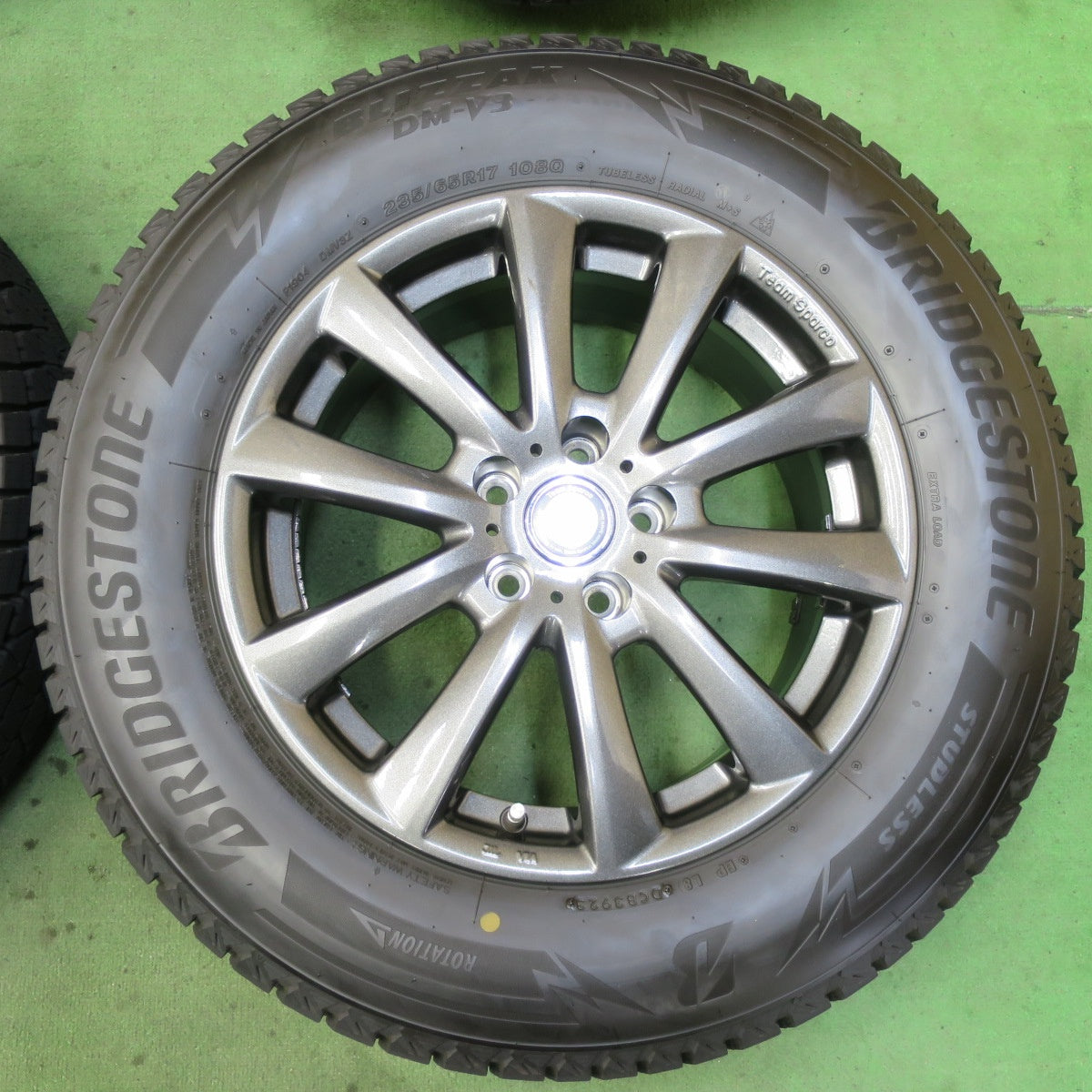 バリ溝！23年！キレイ！9.5分★アウディ 等 235/65R17 スタッドレス ブリヂストン ブリザック DM-V3 Team Sparco チームスパルコ 17インチ PCD112/5H★5090403イス