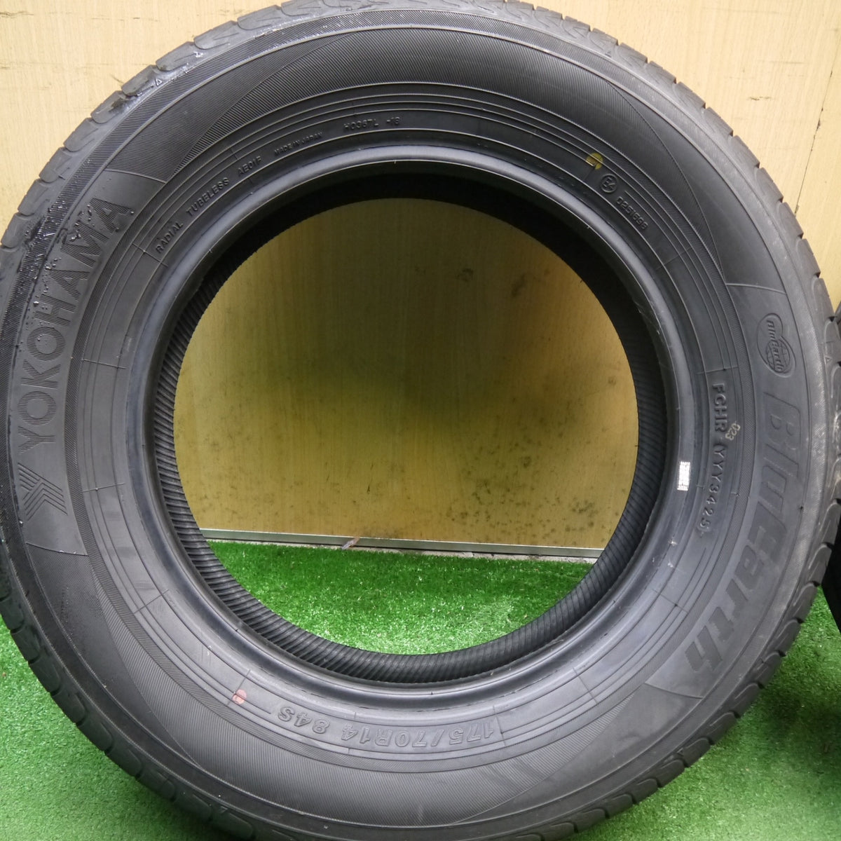 バリ溝！25年！ほぼ10分◎175/70R14 ヨコハマ ブルーアース AE01F タイヤ 14インチ アクア カローラ シエンタ ヤリス ヴィッツ フィット シャトル 等◎6092905Hノタ