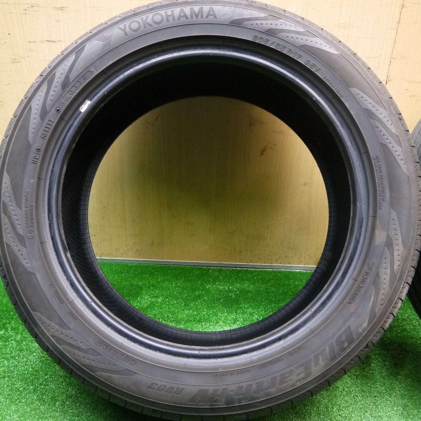 バリ溝！24年！9.5分★205/55R17 ヨコハマ BluEarth-RV RV03 ブルーアース タイヤ 17インチ ノア ヴォクシー ステップワゴン 等★5110501Hノタ