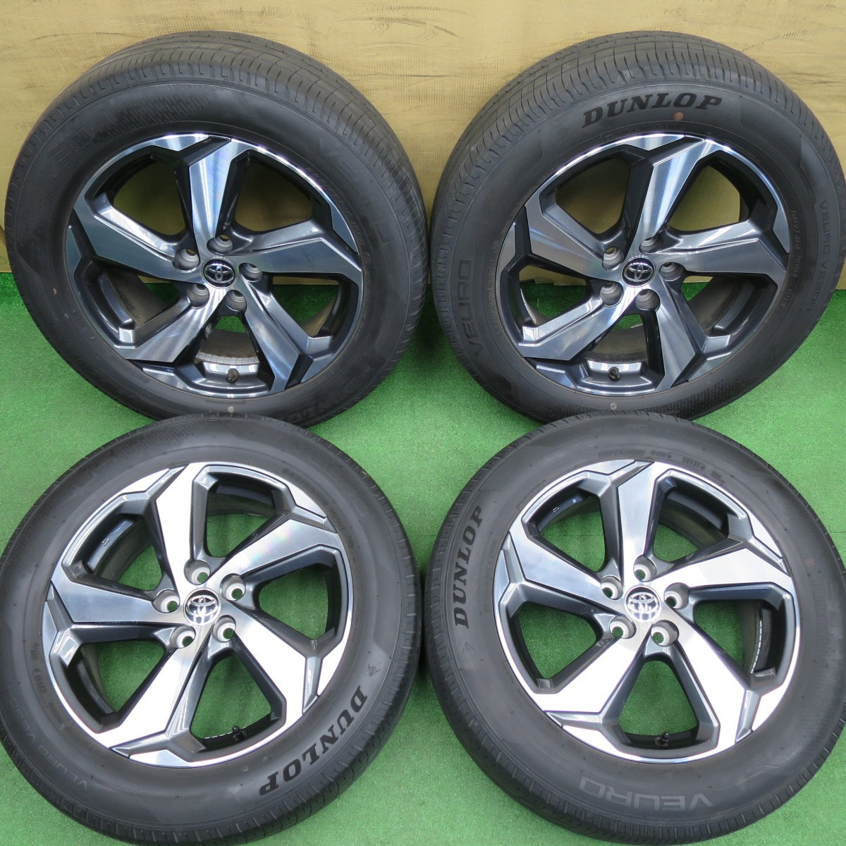 キレイ★トヨタ RAV4 PHV 純正 225/60R18 ダンロップ VEURO VE304 18インチ PCD114.3/5H★6031201NKノ