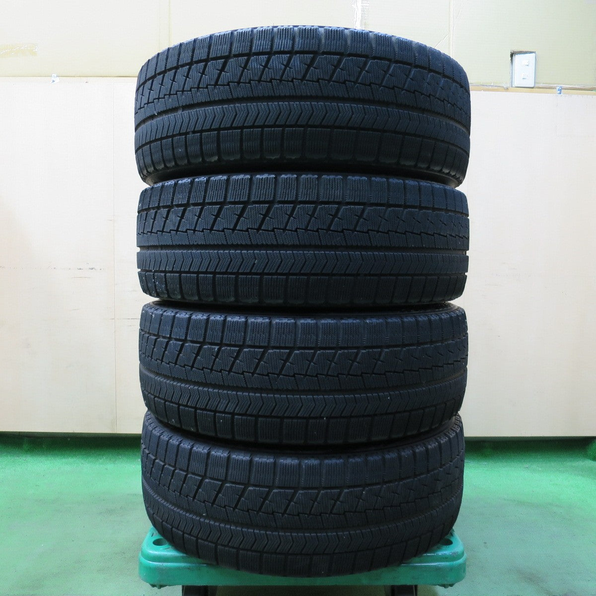 キレイ★スタッドレス 225/45R18 ブリヂストン ブリザック VRX ECO FORME エコフォルム 18インチ PCD114.3/5H★5041001イス