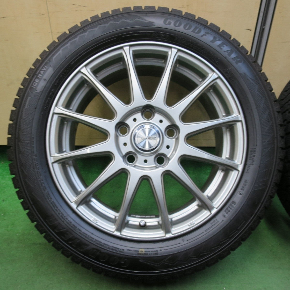 バリ溝！22年！キレイ！ほぼ10分★スタッドレス 205/55R16 グッドイヤー アイスナビ8 ravrion LUMIERE ラブリオン 16インチ PCD114.3/5H★5013104イス