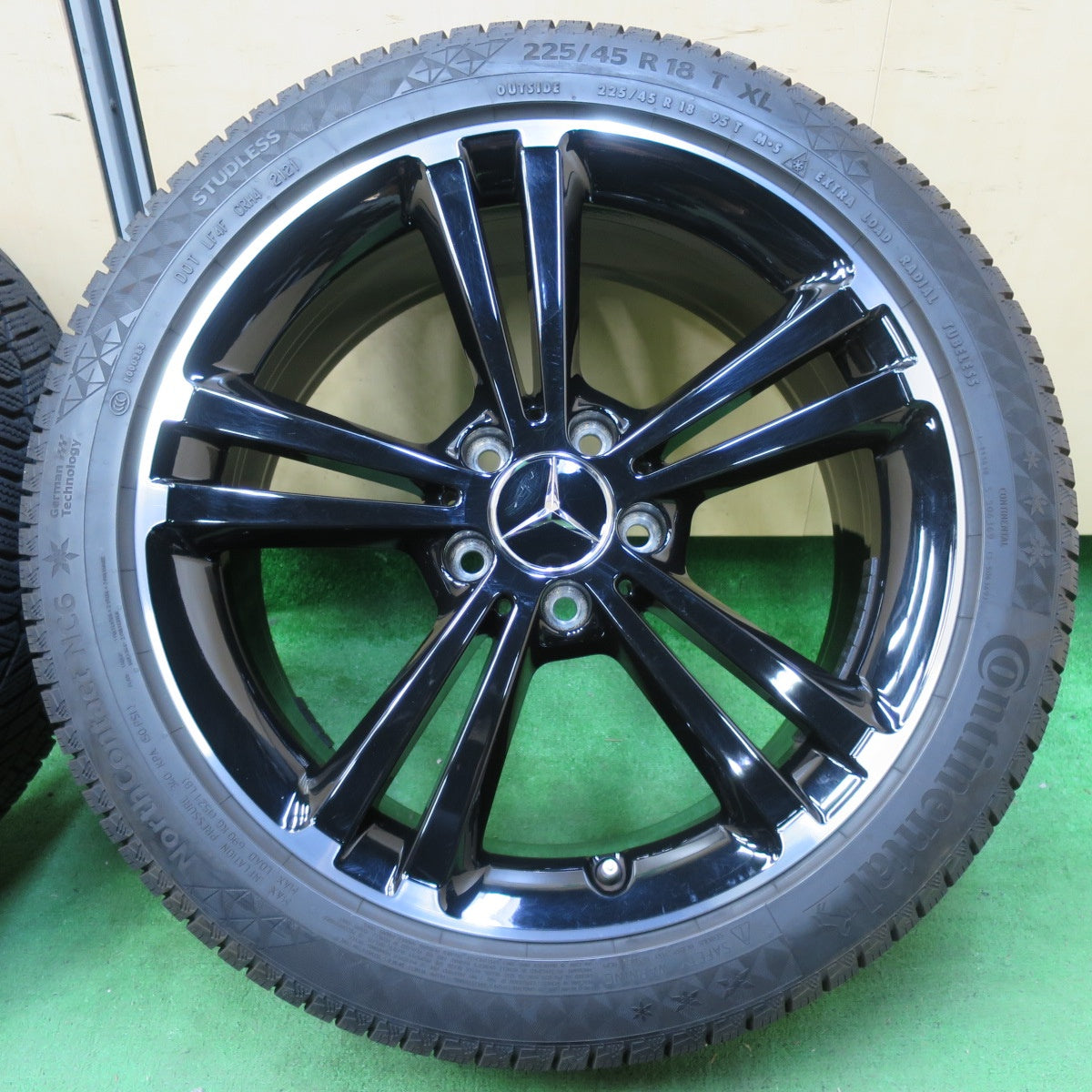 [送料無料] バリ溝！21年！キレイ！9.5分★ベンツ W177 Aクラス 純正 225/45R18 スタッドレス コンチネンタル ノースコンタクト NC6 PCD112/5H★4093004イス