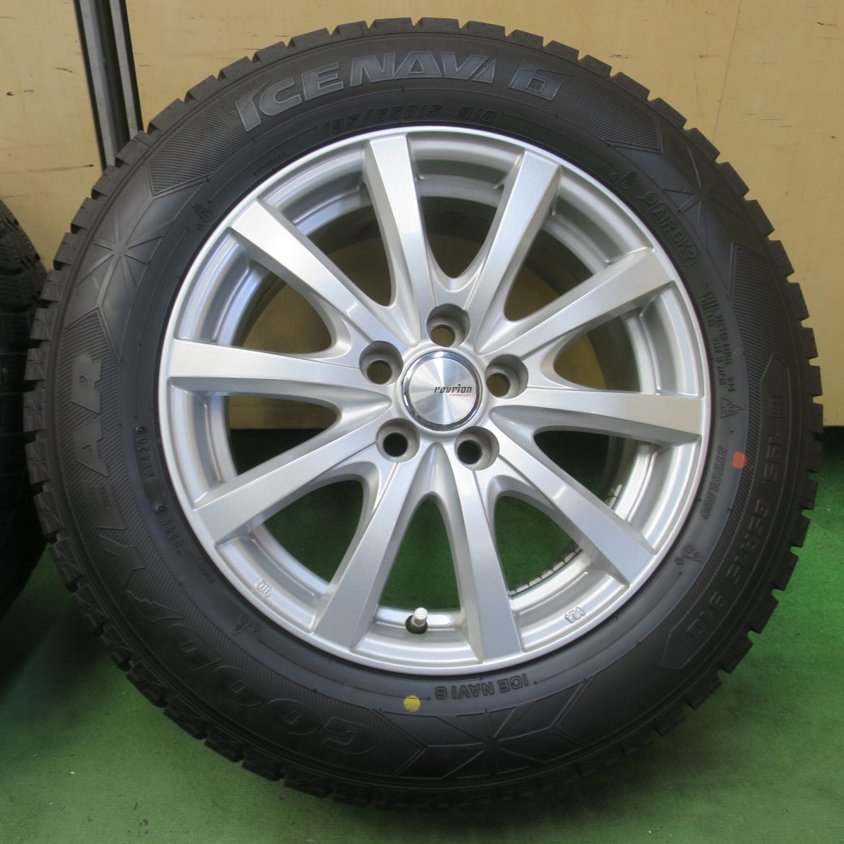 バリ溝！キレイ！9.5分以上★プリウス 等 195/65R15 スタッドレス グッドイヤー アイスナビ6 ravrion RS01 ラブリオン 15インチ PCD100/5H★6042509イス