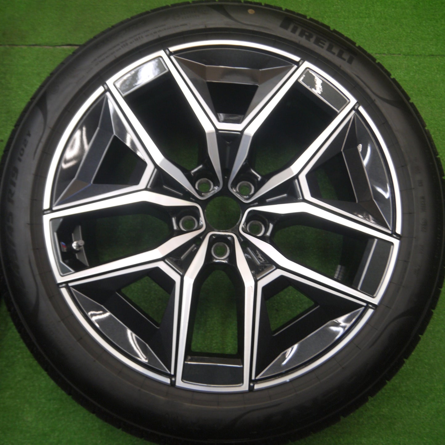 [送料無料] 新車外し！24年★BMW i5 eDrive40 Mスポーツ 純正 245/45R19 ピレリ PZERO 19インチ PCD112/5H★4110803Hノ