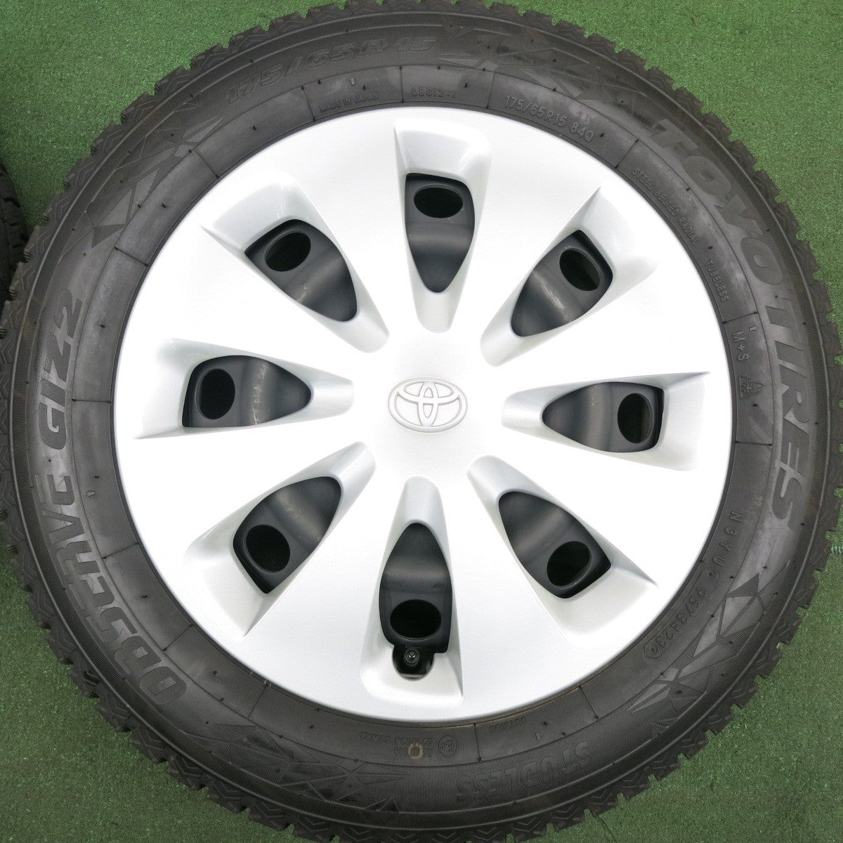 *送料無料* ほぼ未使用！23年！キレイ★トヨタ アクア 純正 スチール 175/65R15 スタッドレス トーヨー オブザーブ GIZ2 15インチ PCD100/4H★4060201HAス