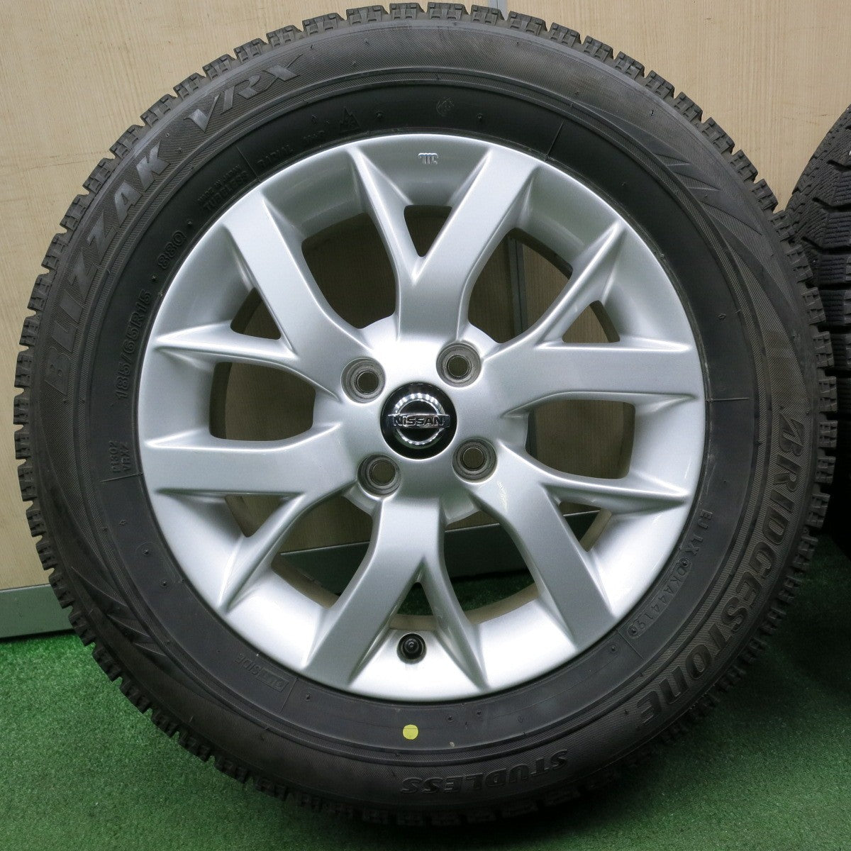 *送料無料* バリ溝！キレイ！8.5分★日産 E12 ノート e-POWER 純正 185/65R15 スタッドレス ブリヂストン ブリザック VRX 15インチ PCD100/4H★4051003NJス