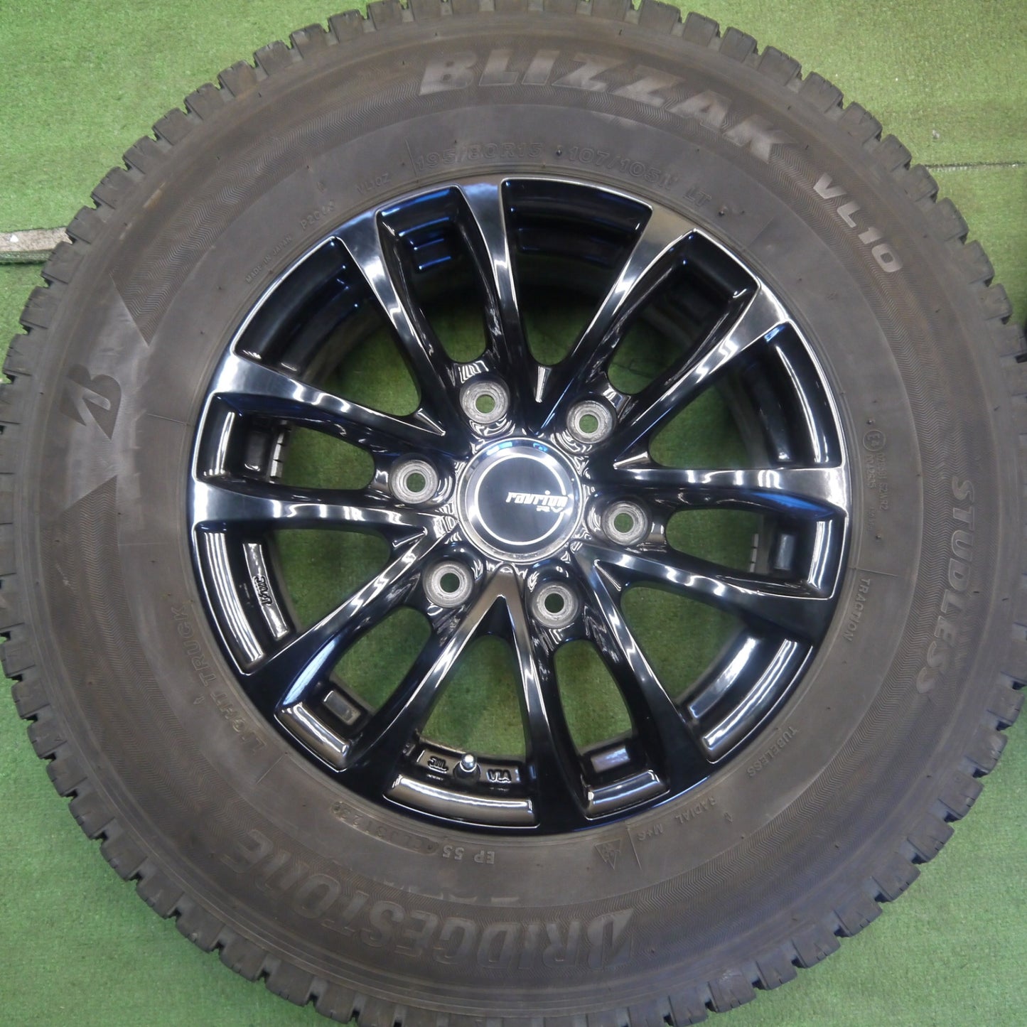 バリ溝！23年！キレイ！9.5分★スタッドレス 195/80R15 107/105N ブリヂストン ブリザック VL10 ravrion RV ラブリオン 15インチ PCD139.7/6H★6052905Hス