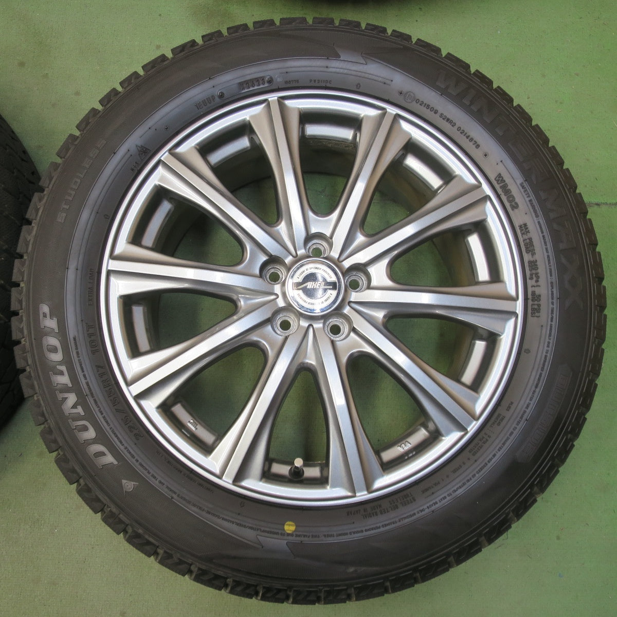 バリ溝！23年！キレイ！9.5分以上◎XV 等 225/55R17 スタッドレス ダンロップ ウインターマックス WM02 AXEL アクセル 17インチ PCD100/5H◎6092306イス