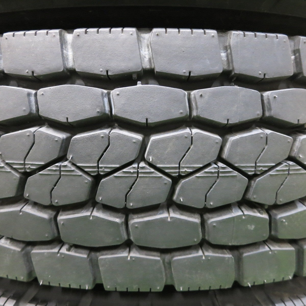 [送料無料] ほぼ未使用！新車外し！21年★トラック タイヤ 225/80R17.5 123/122L ブリヂストン M800 ミックス オールシーズン 17.5インチ★5031106ナスタ
