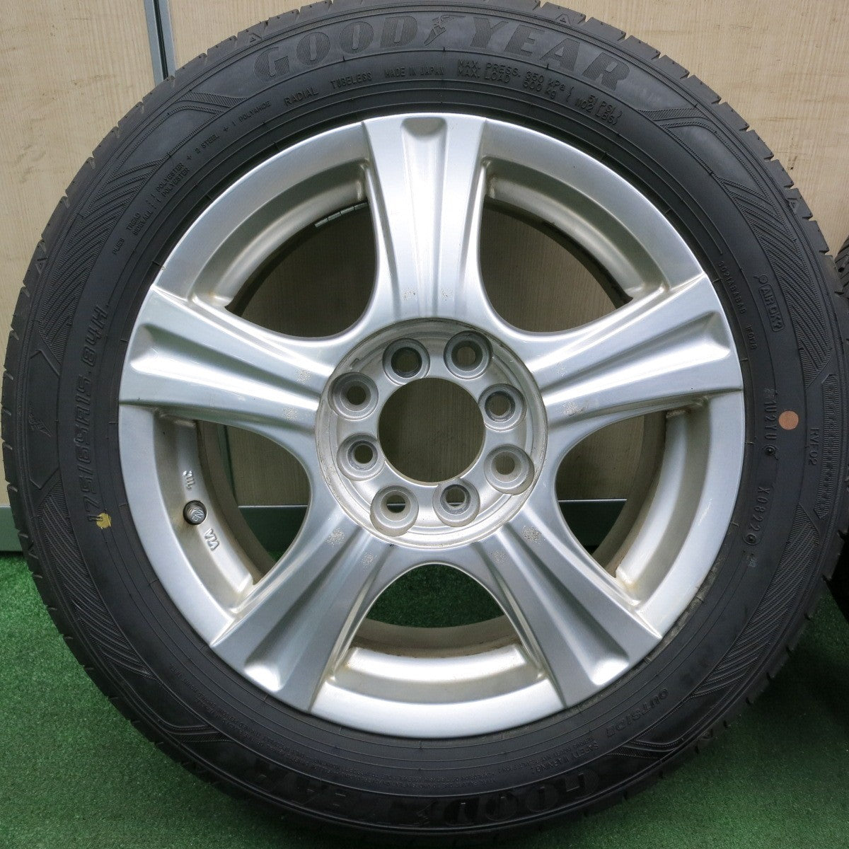*送料無料* バリ溝！22年！9.5分★175/65R15 グッドイヤー EfficientGrip RVF02 社外 アルミ 15インチ PCD100 114.3/4H マルチ★4050102HAノ