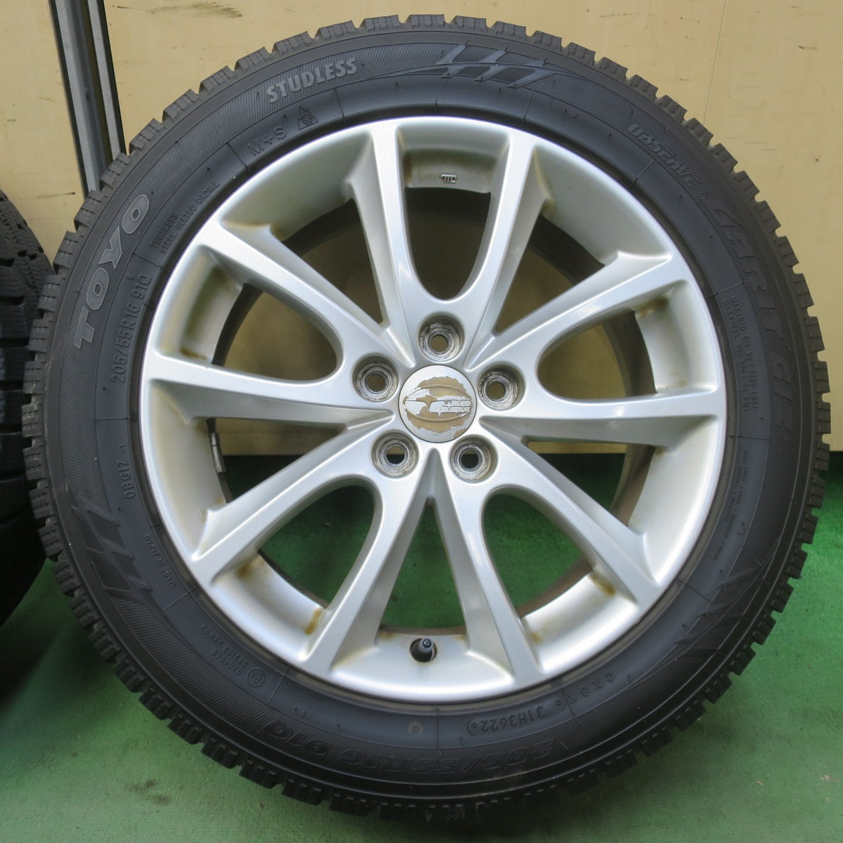 バリ溝！22年！9.5分以上◎スバル インプレッサ スポーツ 純正 205/55R16 スタッドレス トーヨー オブザーブ ガリット GIZ 16インチ PCD100/5H◎6082403イス