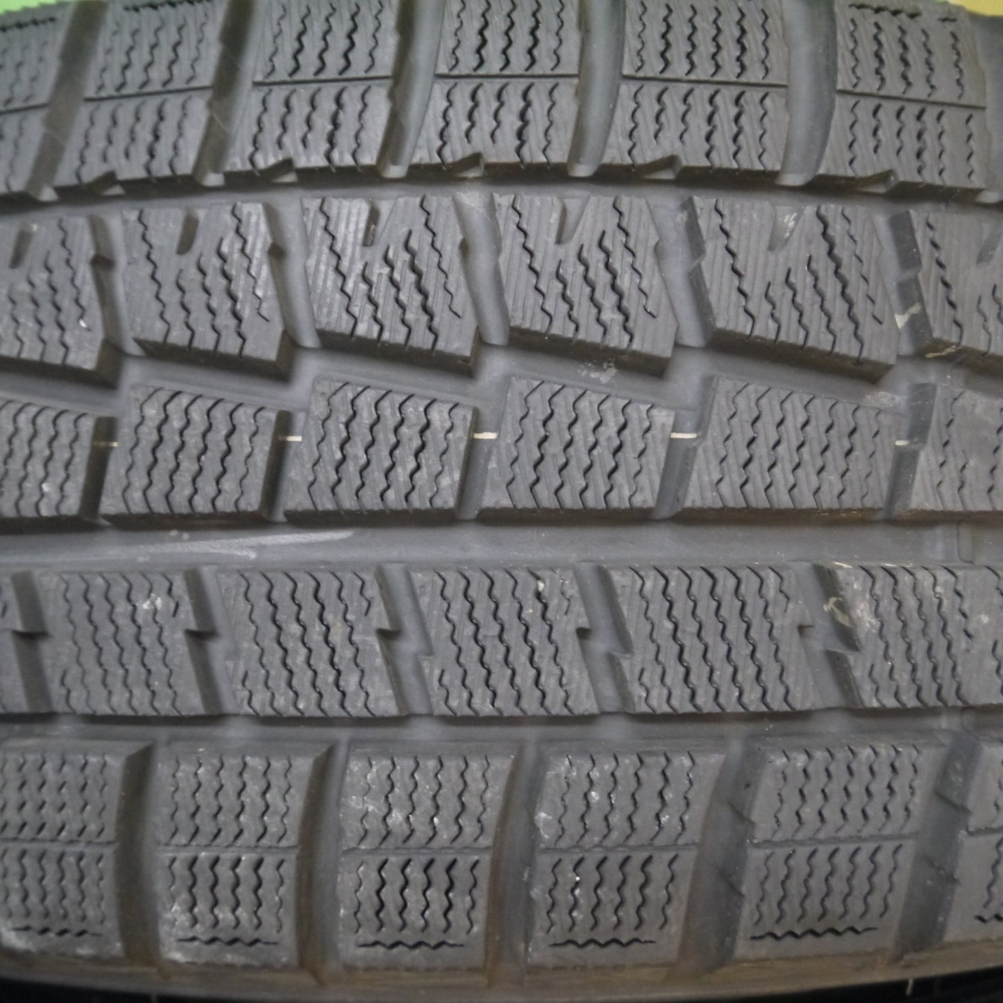 [送料無料] バリ溝！キレイ！9.5分以上★スタッドレス 215/55R17 ダンロップ ウインターマックス WM01 LUTZ 17インチ PCD114.3/5H★5011507Hス