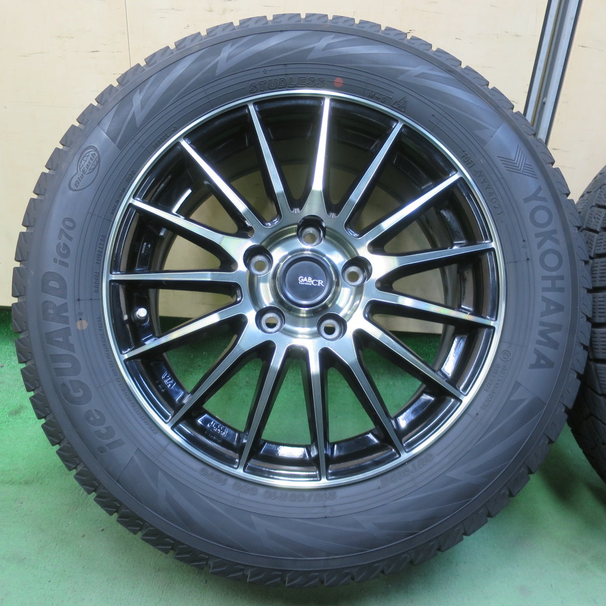 バリ溝！キレイ！9分★スタッドレス 215/60R16 ヨコハマ アイスガード iG70 GAB Version CR 16インチ PCD114.3/5H★6032605イス