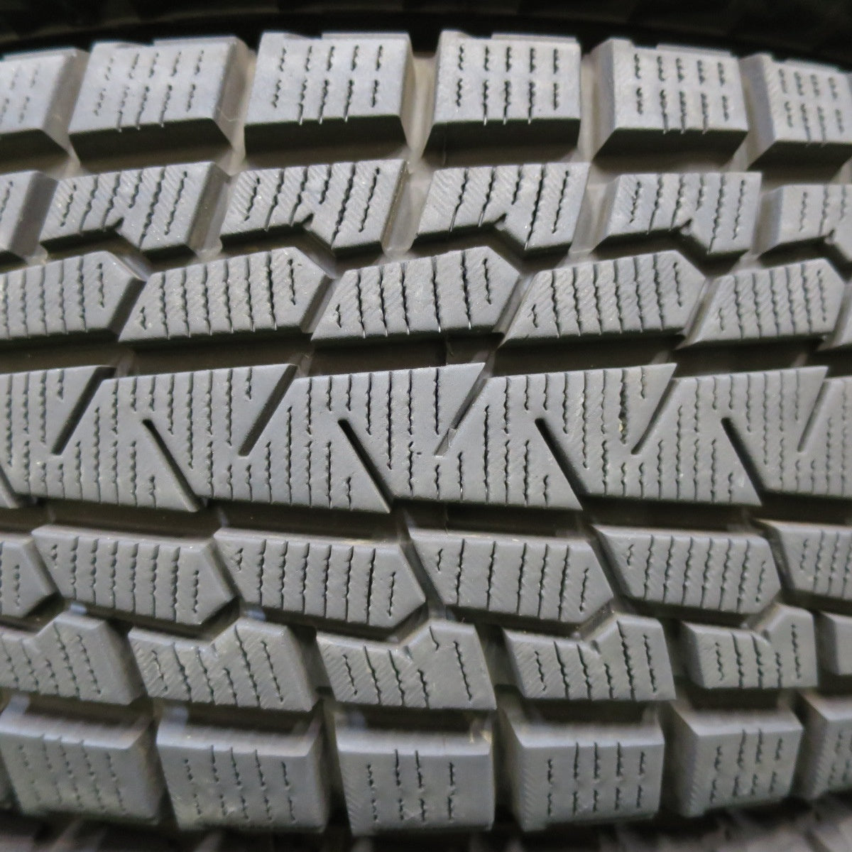 *送料無料* バリ溝！21年！9.5分以上★スタッドレス 195/80R15 ヨコハマ アイスガード G075 タイヤ 15インチ ジムニーシエラ ハイエース 等★4061301イスタ