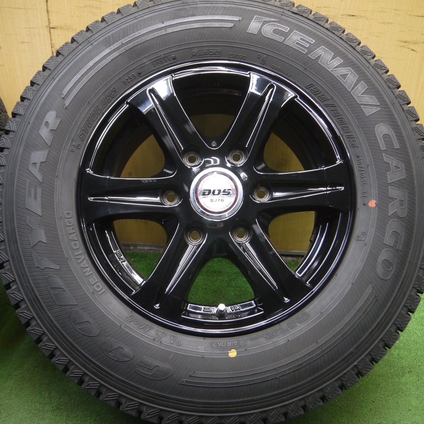 *送料無料* バリ溝！キレイ！9.5分★ハイエース等 195/80R15 スタッドレス グッドイヤー アイスナビ カーゴ D.O.S. SJ-T6 DOS PCD139.7/6H★4032711Hス