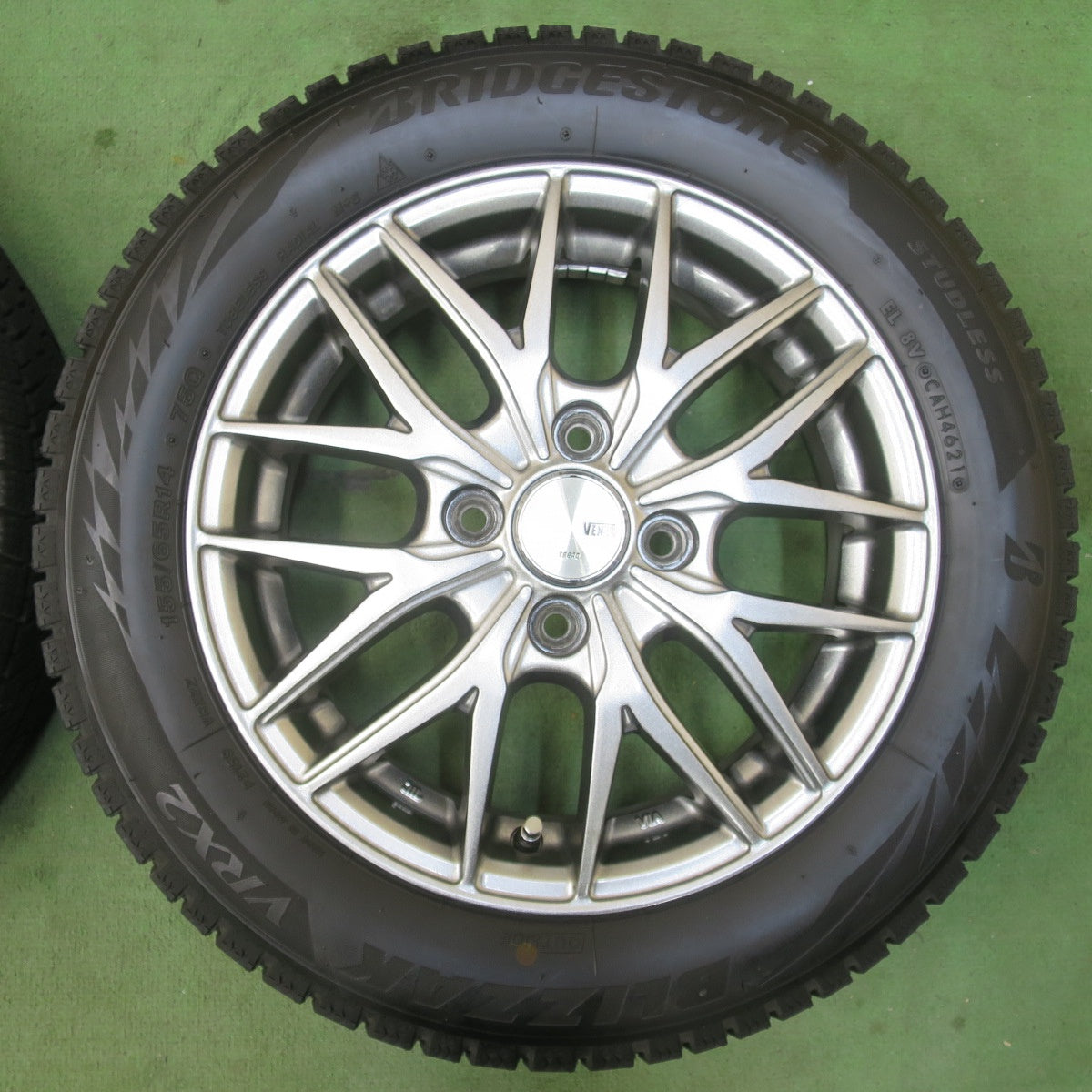 バリ溝！キレイ！8.5分★スタッドレス 155/65R14 ブリヂストン ブリザック VRX2 VENES TREAD トレッド ヴェネス 14インチ PCD100/4H★6011307イス