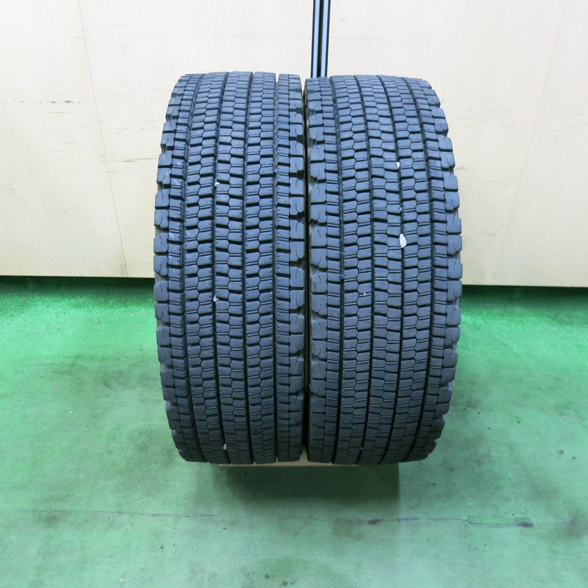 バリ溝！23年！8.5分！2本★トラック タイヤ 265/70R19.5 140/138J スタッドレス ブリヂストン W900 19.5インチ★5061901SYスタ
