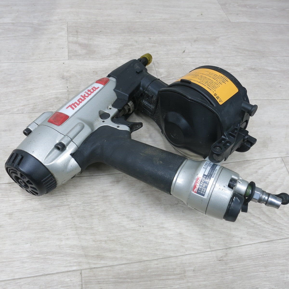 [送料無料] ◆マキタ エア 釘打機 常圧 50mm AN514 釘打ち機 コイルネイラ 連結釘 ケース付き 電動 工具◆