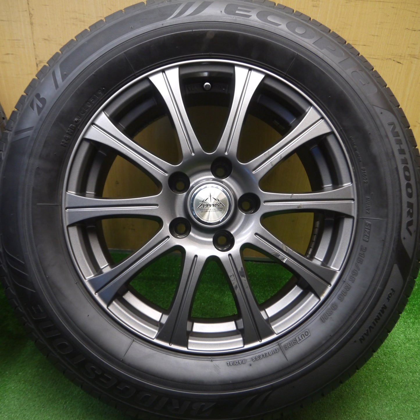 [送料無料] バリ溝！8.5分★215/65R16 ブリヂストン エコピア NH100RV ZELERNA ゼラーナ 16インチ PCD114.3/5H★5012405Hノ