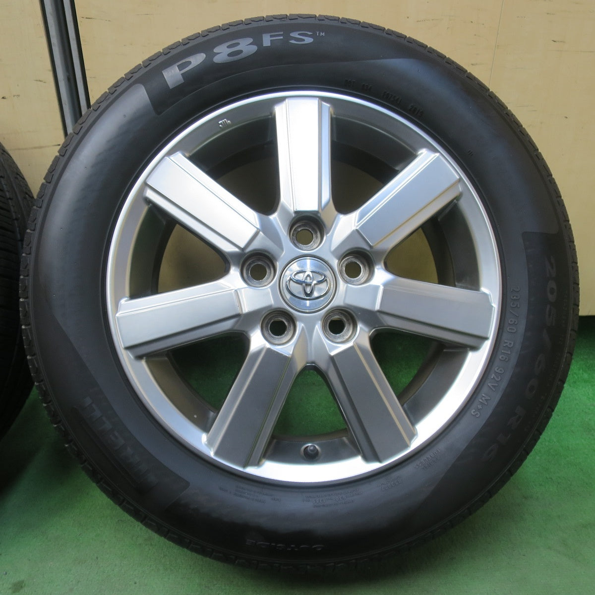バリ溝！9.5分★トヨタ 70系 ノア ヴォクシー 純正 205/60R16 ピレリ P8FS 16インチ PCD114.3/5H★6010913イノ