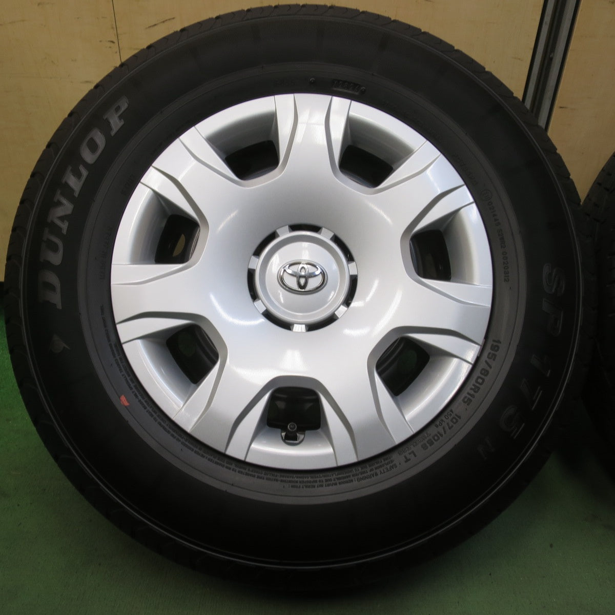 新車外し！24年◎トヨタ 200系 ハイエース 純正 スチール 195/80R15 107/105S ダンロップ SP175N 15インチ PCD139.7/6H◎6100609イノ