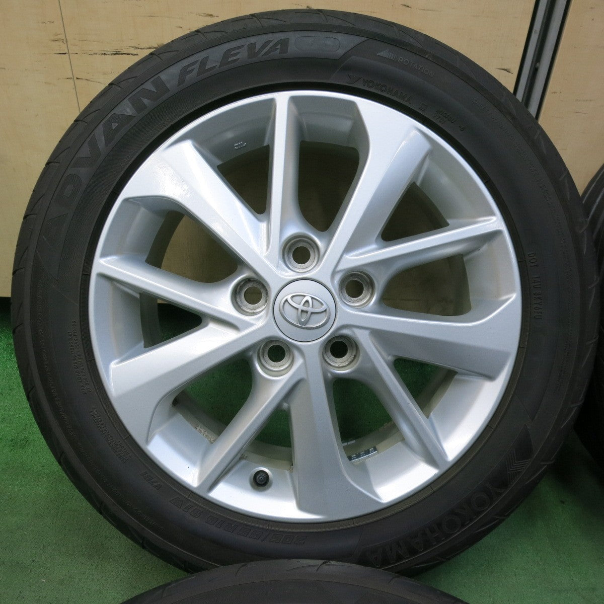 バリ溝！23年！キレイ！9分★トヨタ オーリス 純正 205/55R16 ヨコハマ アドバン FLEVA 16インチ PCD114.3/5H★5062612SYノ