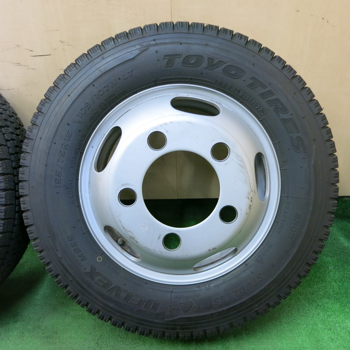 *送料無料* バリ溝！22年！9.5分以上★トラック タイヤ 195/75R15 109/107N スタッドレス トーヨー デルベックス M935 KWC スチール 115-8T PCD208/5H★4061501ナス