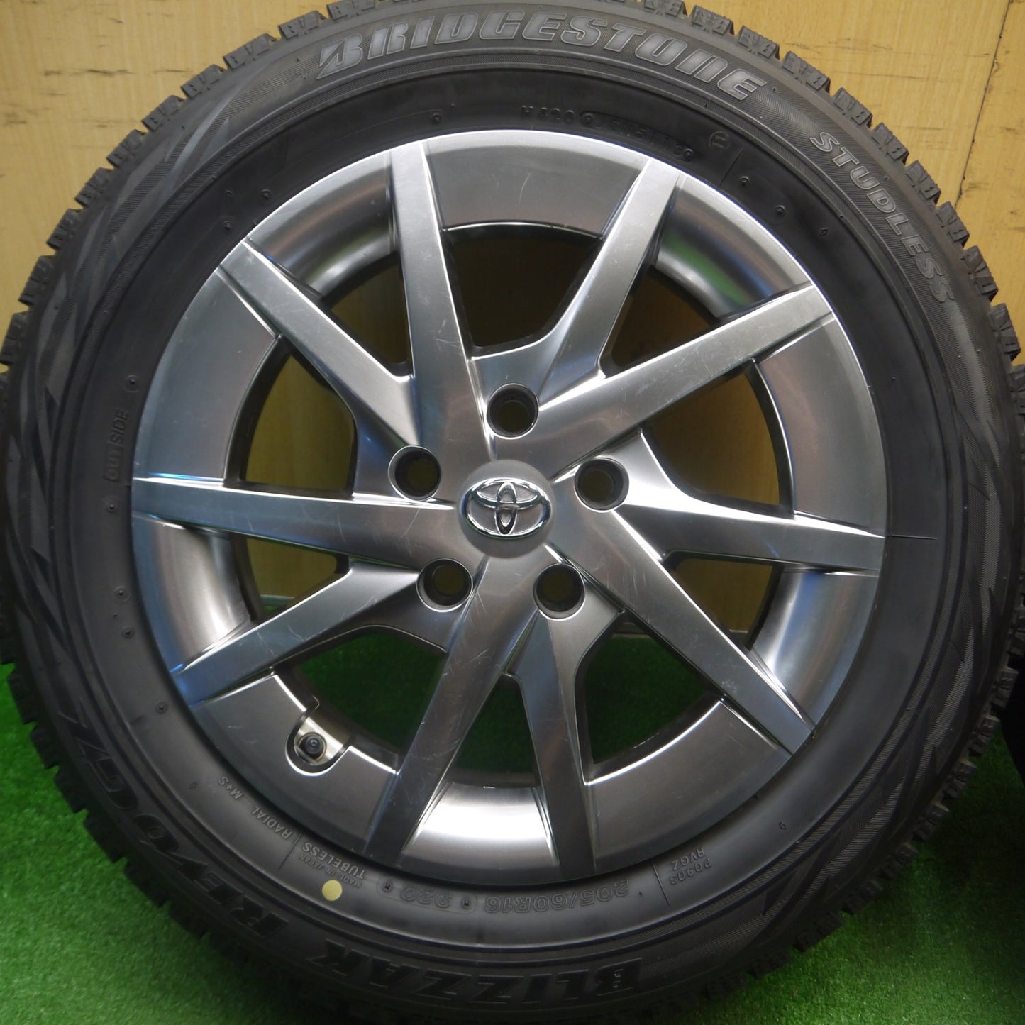 [送料無料] 4本価格★トヨタ プリウスα 純正 205/60R16 スタッドレス ブリヂストン ブリザック REVO GZ 16インチ PCD114.3/5H★5012407Hス
