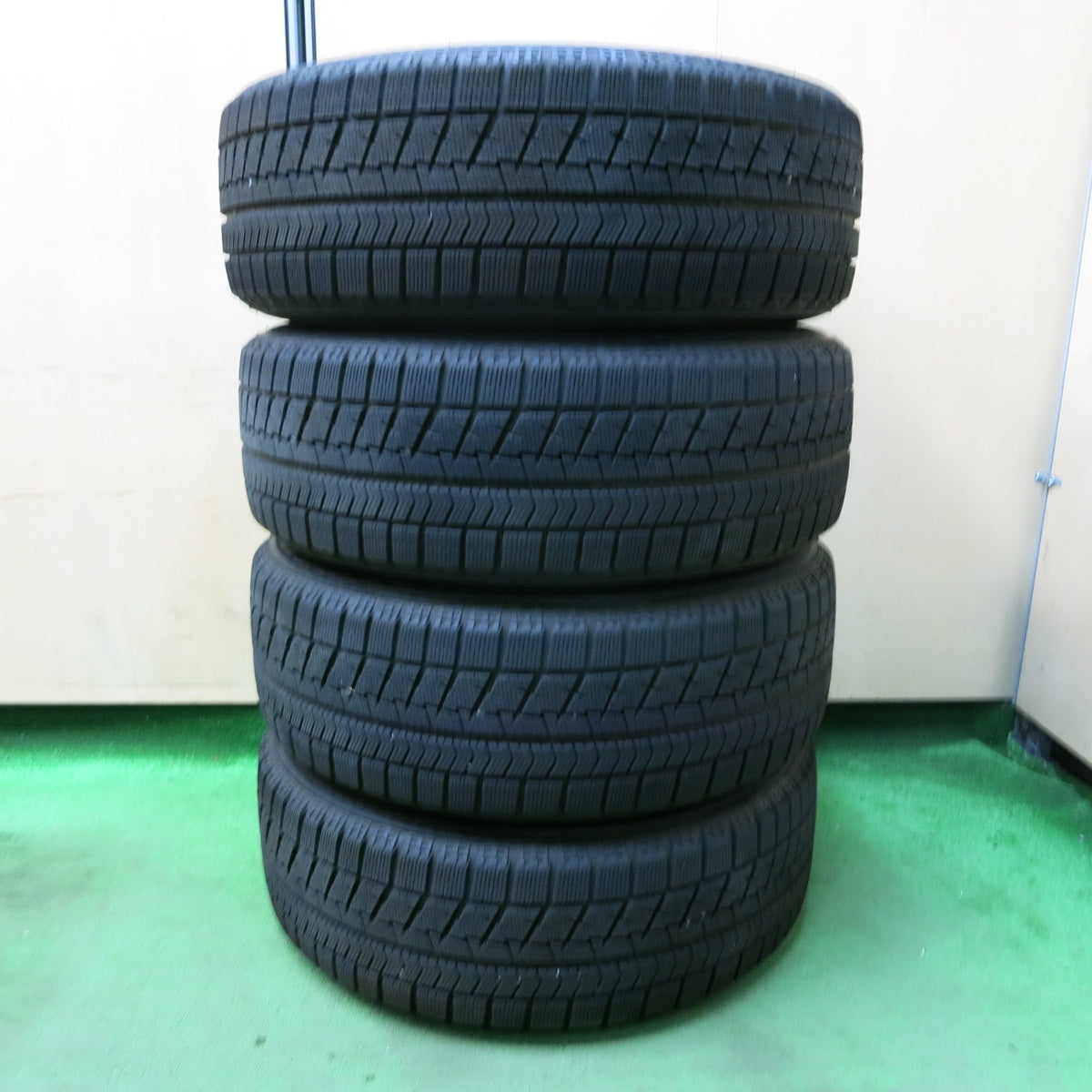 [送料無料] バリ溝！キレイ！8.5分★BMW 等 AGA WELT ヴェルト 225/60R18 スタッドレス ブリヂストン ブリザック RFT 18インチ PCD112/5H★4100209SYス