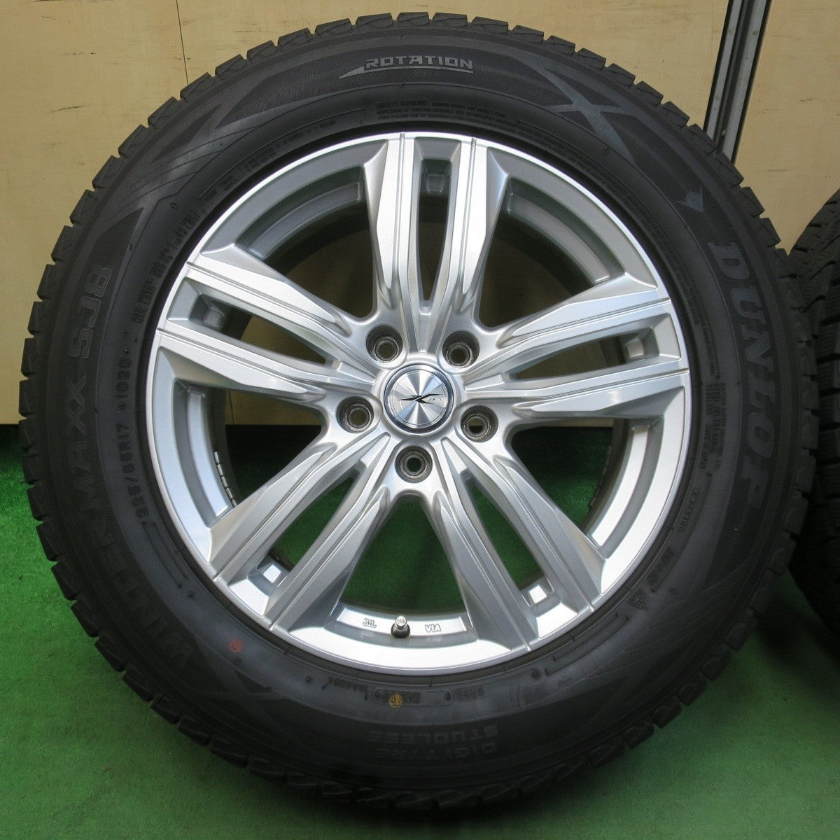 バリ溝！キレイ！9分★スタッドレス 225/65R17 ダンロップ ウインターマックス SJ8 JOKER ジョーカー 17インチ PCD114.3/5H★5022611イス