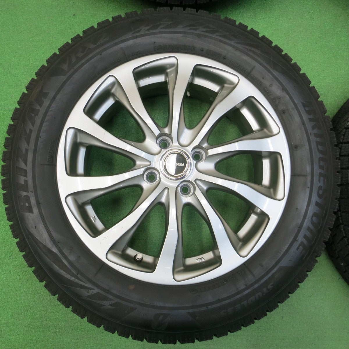 *送料無料* バリ溝！キレイ！9.5分★スタッドレス 195/65R16 ブリヂストン ブリザック VRX2 BALMINUM バルミナ 16インチ PCD100/4H★4040614イス