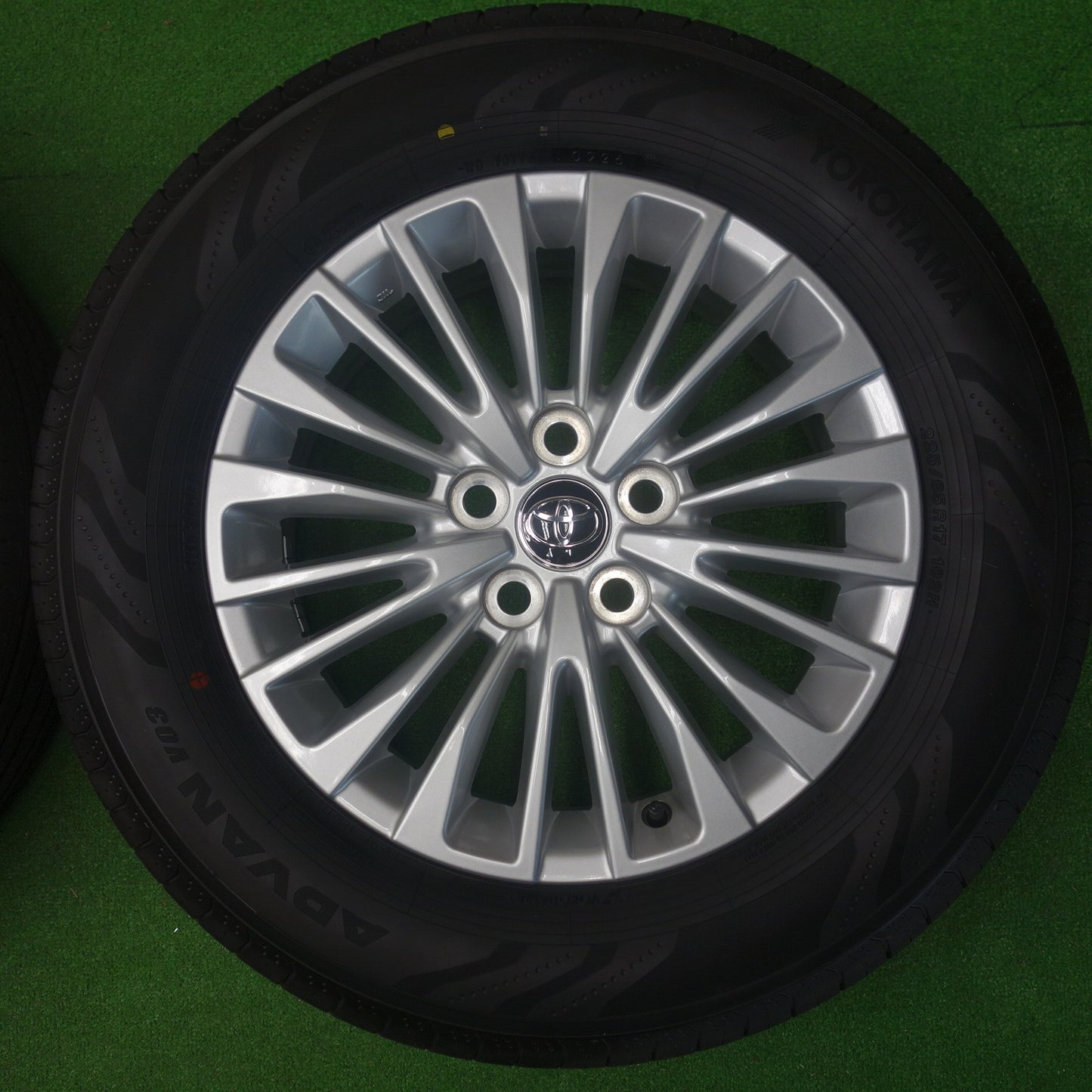 新車外し！26年★トヨタ 40系 アルファード ヴェルファイア 純正 225/65R17 ヨコハマ アドバン V03 17インチ PCD120/5H★6051502KTノ