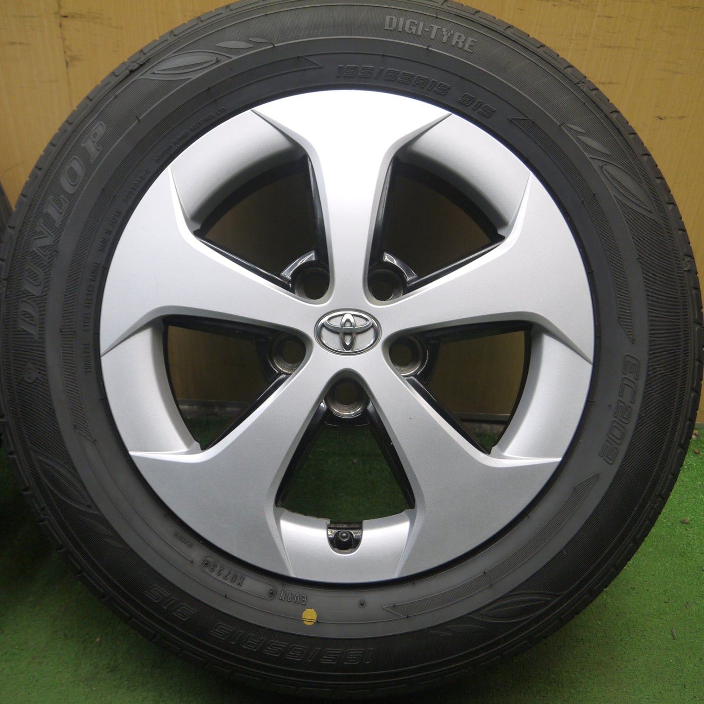 *送料無料* バリ溝！23年！9.5分★トヨタ 30系 プリウス 純正 195/65R15 ダンロップ EC202 15インチ PCD100/5H★4053101Hノ