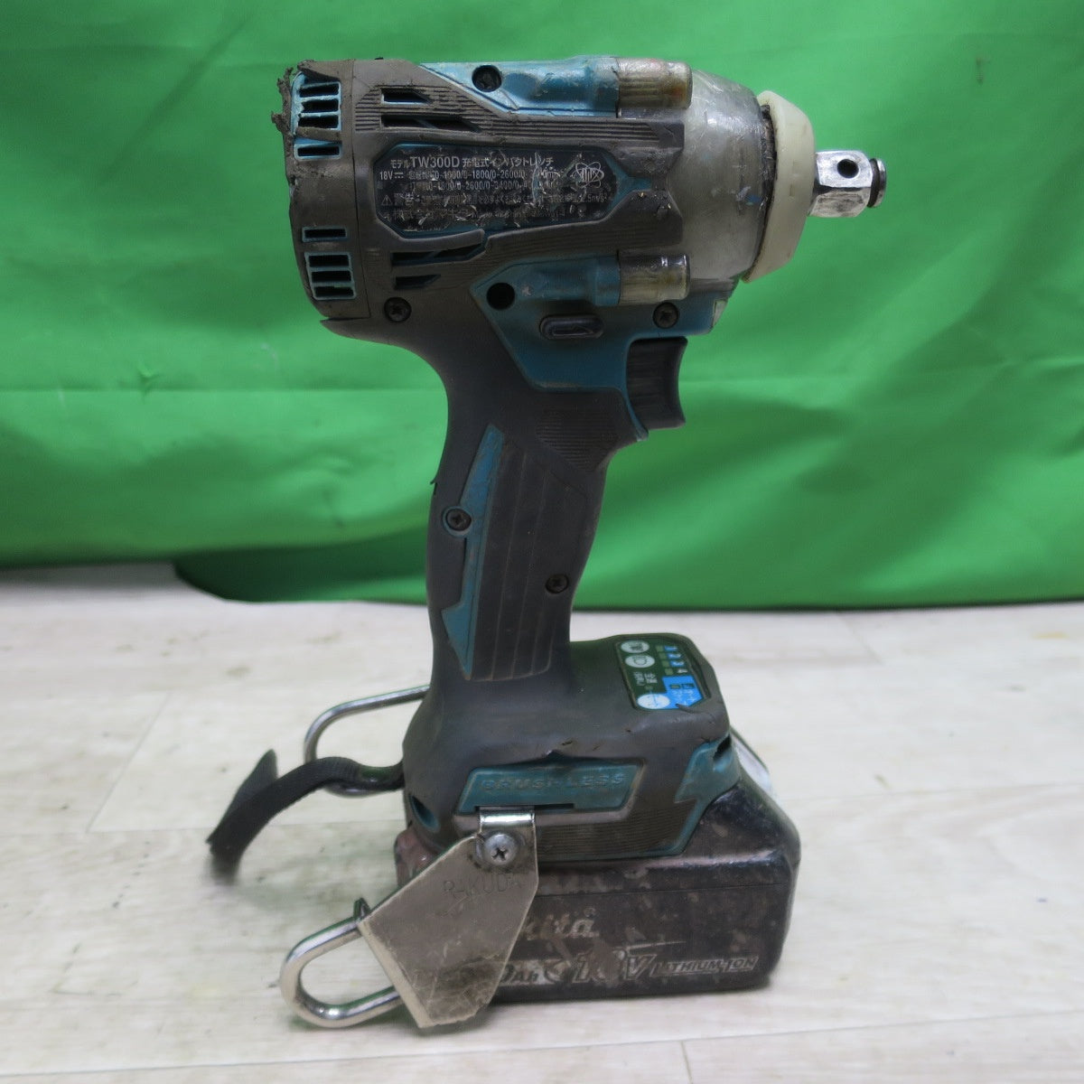 [送料無料] ☆マキタ 充電式 インパクト レンチ 18V TW300D 充電器 バッテリー ケース 付き 電動 工具☆