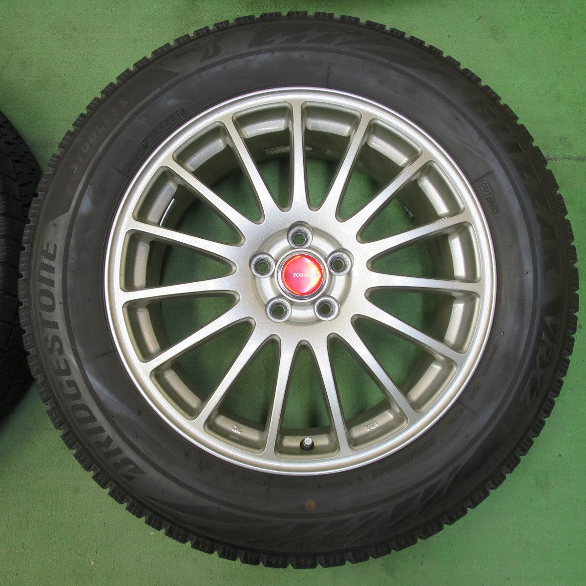 バリ溝！21年！キレイ！8.5分★フォレスター 等 225/60R17 スタッドレス ブリヂストン ブリザック VRX2 ECO FORME エコフォルム 17インチ PCD100/5H★5051510イス
