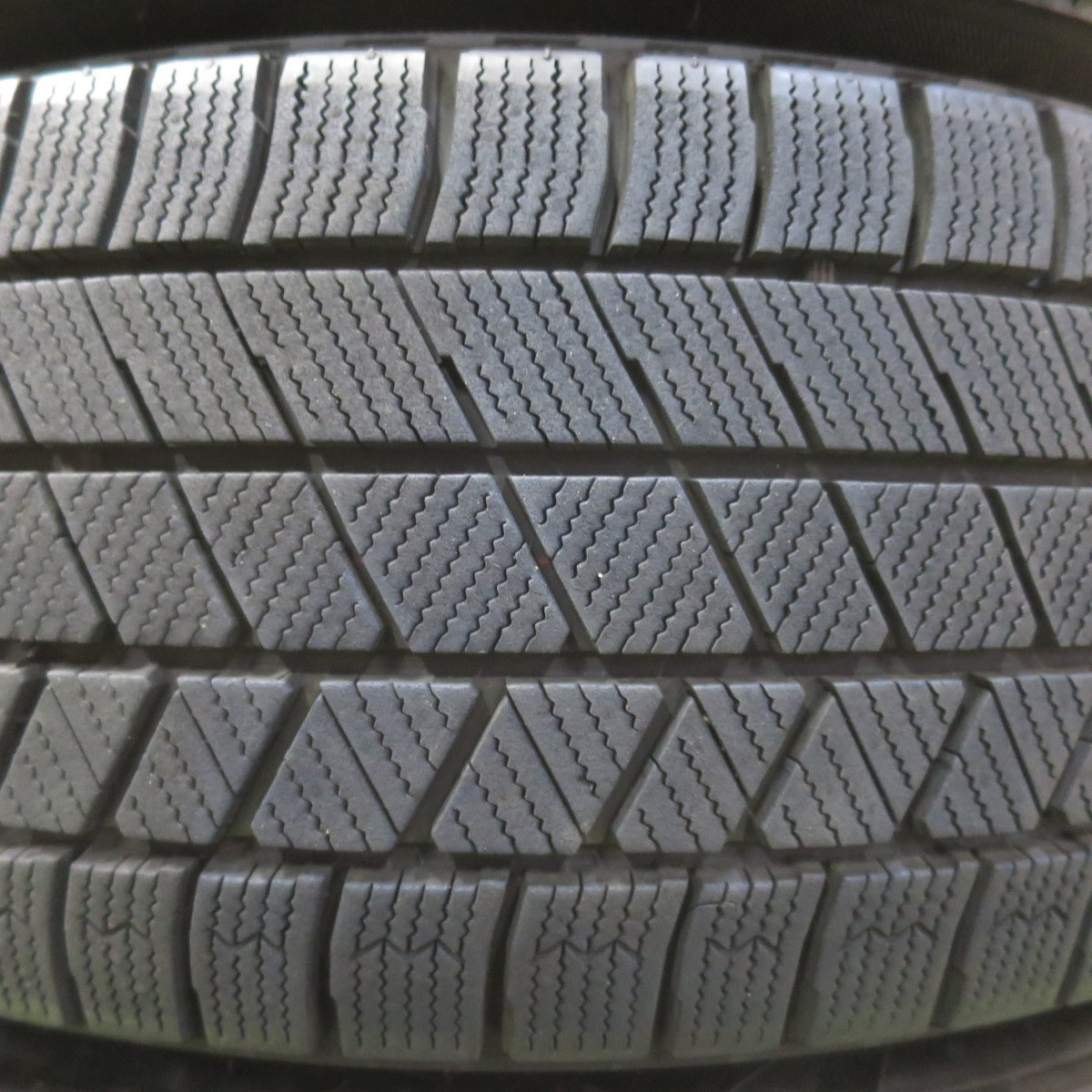 バリ溝！23年！キレイ！9.5分★スタッドレス 215/60R16 ブリヂストン ブリザック VRX3 BALMINUM バルミナ 16インチ PCD114.3/5H★5110814イス