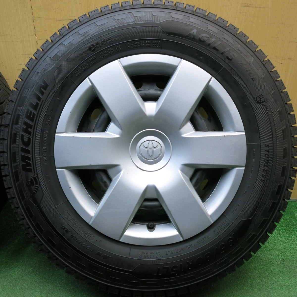 ほぼ未使用！23年★トヨタ 200系 ハイエース 純正 スチール 195/80R15 107/105R スタッドレス ミシュラン AGILIS X-ICE 15インチ PCD139.7/6H★6042305HAス