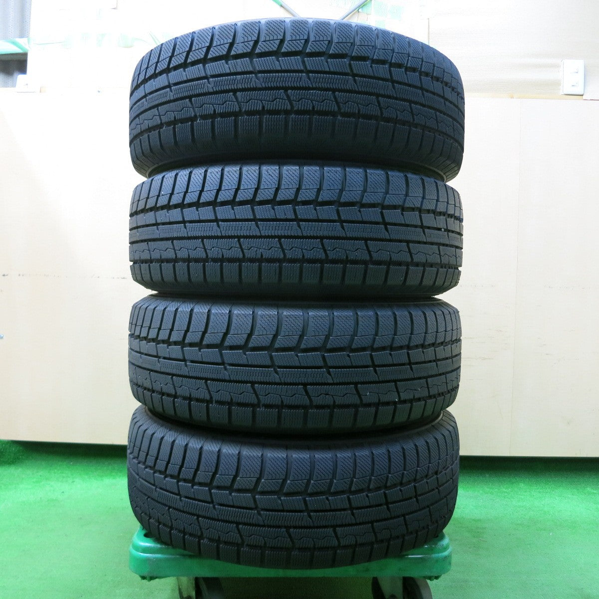 *送料無料* バリ溝！20年！キレイ！ほぼ10分★スタッドレス 215/65R16 トーヨー ウインター トランパス TX Mistiere ミスティーレ 16インチ PCD114.3/5H★4043007イス