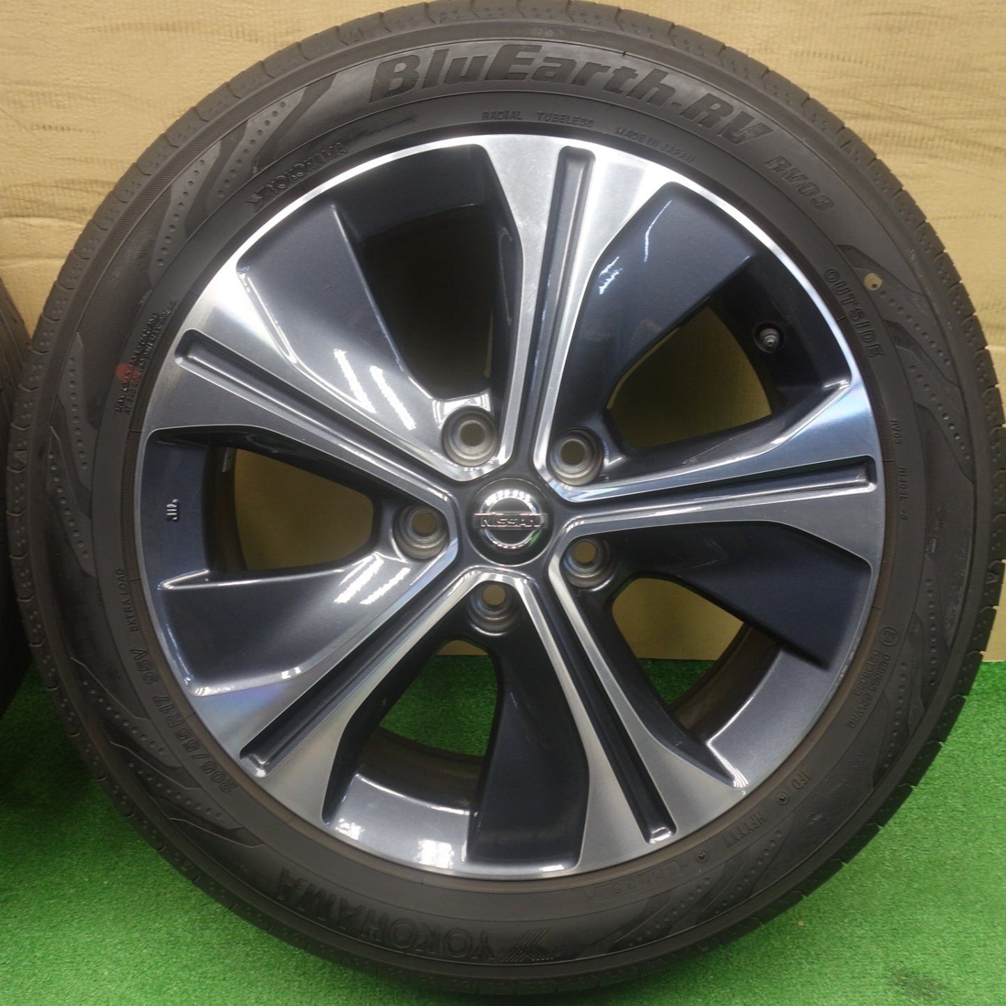 バリ溝！25年！9.5分以上★日産 キックス 純正 205/55R17 ヨコハマ BluEarth-RV RV03 ブルーアース 17インチ PCD114.3/5H★6041004KTノ