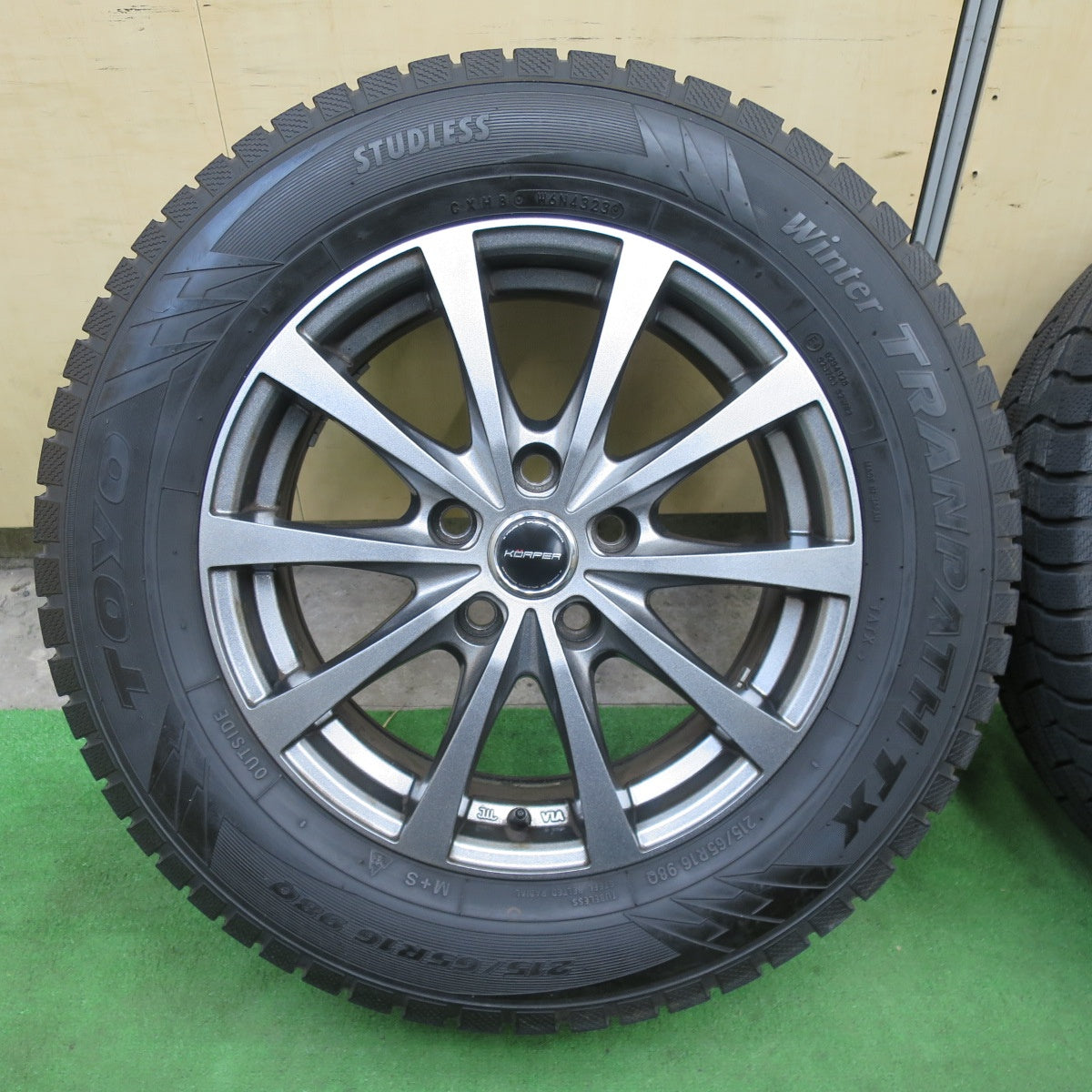 バリ溝！23年！キレイ！9.5分★スタッドレス 215/65R16 トーヨー ウインター トランパス TX KORPER ケルパー 16インチ PCD114.3/5H★5112207TTス