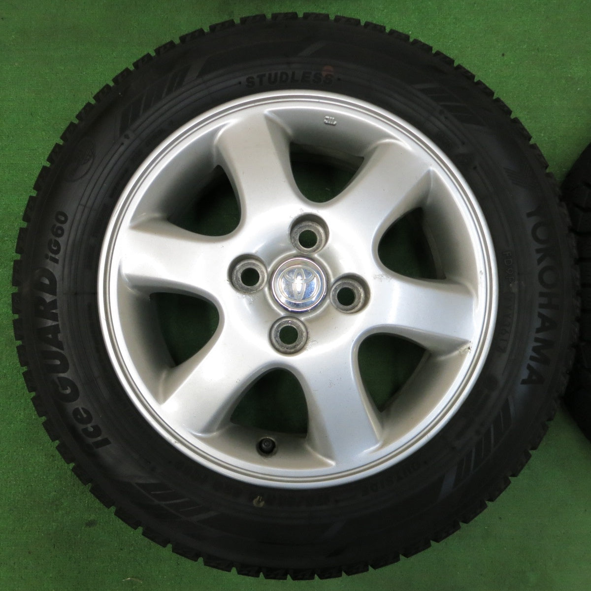 *送料無料* バリ溝！9分★トヨタ カローラ フィールダー 純正 175/65R14 スタッドレス ヨコハマ アイスガード iG60 14インチ PCD100/4H★4052305イス